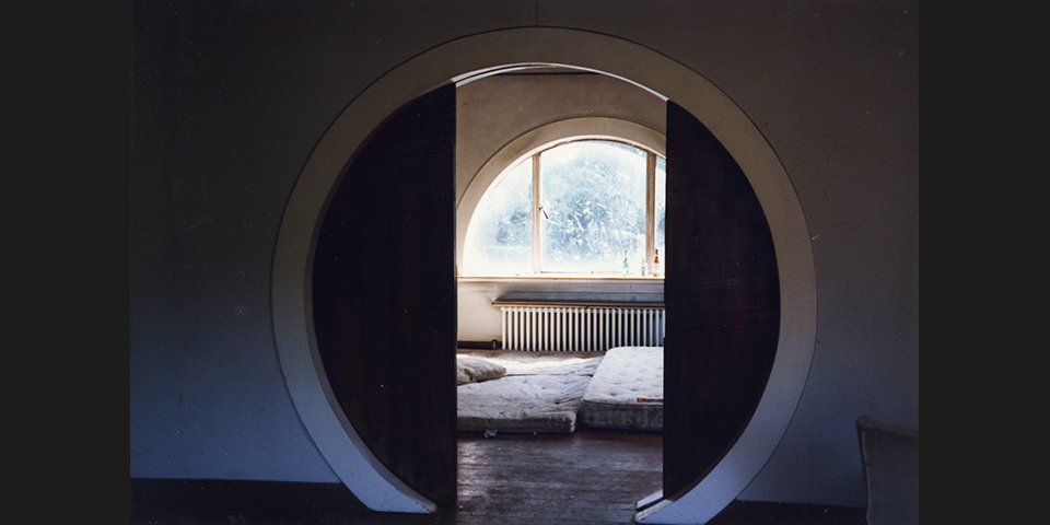 Looking through the moon doors into the Dorich House living room after the squatters left, 1993. Photo: Isobel Porter. © Dorich House Museum
